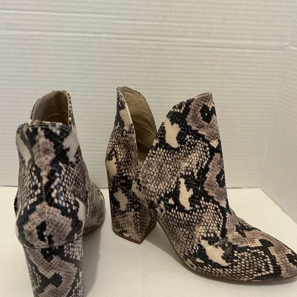 Steve Madden Snakeskin Pattern Ankle Booties size 10 M women. Block Heel. OBO - Picture 1 of 14